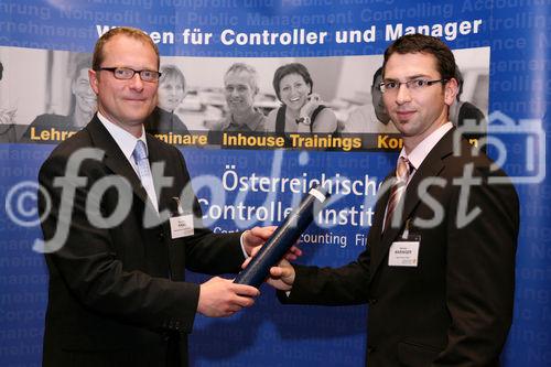 (C) fotodienst/Anna Rauchenberger - Wien, 22.4.2008 - Das Österreichisches Controller Institut konnte wieder zahlreichen Absolventen die Controller-Diplome in feierlichem Rahmen überreichen. FOTO: Bernd Kadic, Geschäftsführer des ÖCI, überreicht Diplome an die Absolventen.