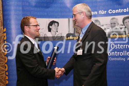 (C) fotodienst/Anna Rauchenberger - Wien, 22.4.2008 - Das Österreichisches Controller Institut konnte wieder zahlreichen Absolventen die Controller-Diplome in feierlichem Rahmen überreichen. FOTO: Bernd Kadic, Geschäftsführer des ÖCI, überreicht Diplome an die Absolventen.