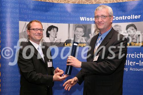 (C) fotodienst/Anna Rauchenberger - Wien, 22.4.2008 - Das Österreichisches Controller Institut konnte wieder zahlreichen Absolventen die Controller-Diplome in feierlichem Rahmen überreichen. FOTO: Bernd Kadic, Geschäftsführer des ÖCI, überreicht Diplome an die Absolventen.