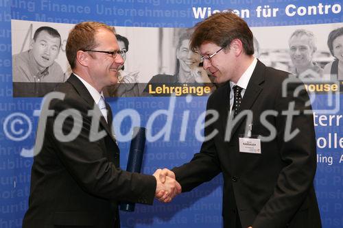 (C) fotodienst/Anna Rauchenberger - Wien, 22.4.2008 - Das Österreichisches Controller Institut konnte wieder zahlreichen Absolventen die Controller-Diplome in feierlichem Rahmen überreichen. FOTO: Bernd Kadic, Geschäftsführer des ÖCI, überreicht Diplome an die Absolventen.