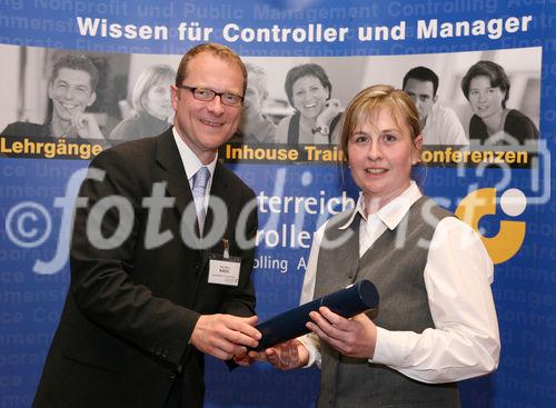 (C) fotodienst/Anna Rauchenberger - Wien, 22.4.2008 - Das Österreichisches Controller Institut konnte wieder zahlreichen Absolventen die Controller-Diplome in feierlichem Rahmen überreichen. FOTO: Bernd Kadic, Geschäftsführer des ÖCI, überreicht Diplome an die Absolventen.