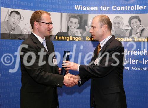 (C) fotodienst/Anna Rauchenberger - Wien, 22.4.2008 - Das Österreichisches Controller Institut konnte wieder zahlreichen Absolventen die Controller-Diplome in feierlichem Rahmen überreichen. FOTO: Bernd Kadic, Geschäftsführer des ÖCI, überreicht Diplome an die Absolventen.