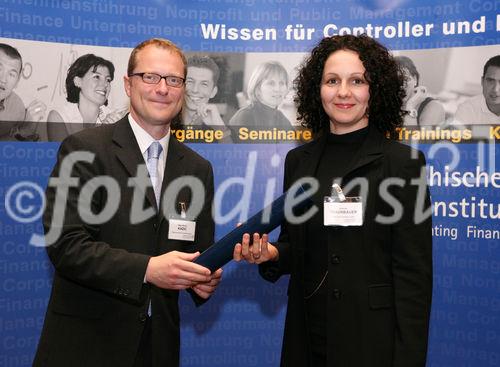 (C) fotodienst/Anna Rauchenberger - Wien, 22.4.2008 - Das Österreichisches Controller Institut konnte wieder zahlreichen Absolventen die Controller-Diplome in feierlichem Rahmen überreichen. FOTO: Bernd Kadic, Geschäftsführer des ÖCI, überreicht Diplome an die Absolventen.