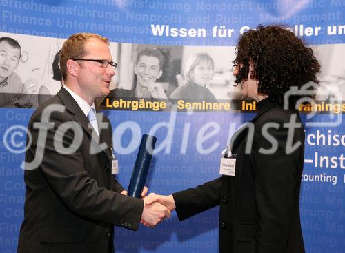 (C) fotodienst/Anna Rauchenberger - Wien, 22.4.2008 - Das Österreichisches Controller Institut konnte wieder zahlreichen Absolventen die Controller-Diplome in feierlichem Rahmen überreichen. FOTO: Bernd Kadic, Geschäftsführer des ÖCI, überreicht Diplome an die Absolventen.