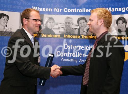 (C) fotodienst/Anna Rauchenberger - Wien, 22.4.2008 - Das Österreichisches Controller Institut konnte wieder zahlreichen Absolventen die Controller-Diplome in feierlichem Rahmen überreichen. FOTO: Bernd Kadic, Geschäftsführer des ÖCI, überreicht Diplome an die Absolventen.