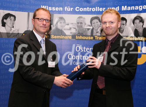 (C) fotodienst/Anna Rauchenberger - Wien, 22.4.2008 - Das Österreichisches Controller Institut konnte wieder zahlreichen Absolventen die Controller-Diplome in feierlichem Rahmen überreichen. FOTO: Bernd Kadic, Geschäftsführer des ÖCI, überreicht Diplome an die Absolventen.