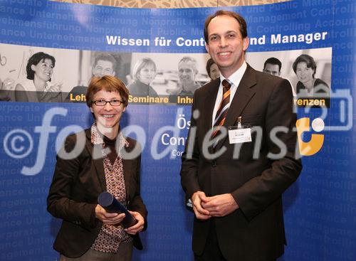 (C) fotodienst/Anna Rauchenberger - Wien, 22.4.2008 - Das Österreichisches Controller Institut konnte wieder zahlreichen Absolventen die Controller-Diplome in feierlichem Rahmen überreichen. FOTO: Dr. Christian Horak, Geschäftsführender Partner, Contrast Management Consulting, überreicht Diplome an die Absolventen.