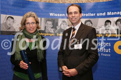 (C) fotodienst/Anna Rauchenberger - Wien, 22.4.2008 - Das Österreichisches Controller Institut konnte wieder zahlreichen Absolventen die Controller-Diplome in feierlichem Rahmen überreichen. FOTO: Dr. Christian Horak, Geschäftsführender Partner, Contrast Management Consulting, überreicht Diplome an die Absolventen.