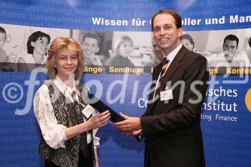 (C) fotodienst/Anna Rauchenberger - Wien, 22.4.2008 - Das Österreichisches Controller Institut konnte wieder zahlreichen Absolventen die Controller-Diplome in feierlichem Rahmen überreichen. FOTO: Dr. Christian Horak, Geschäftsführender Partner, Contrast Management Consulting, überreicht Diplome an die Absolventen.