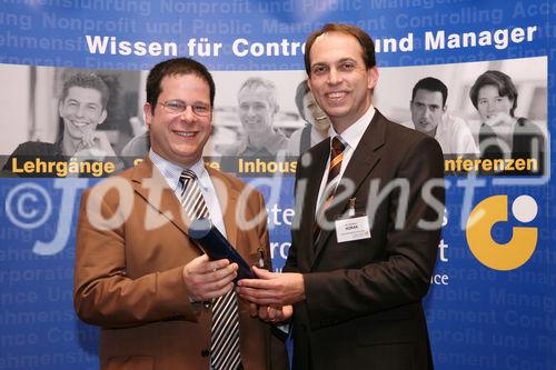 (C) fotodienst/Anna Rauchenberger - Wien, 22.4.2008 - Das Österreichisches Controller Institut konnte wieder zahlreichen Absolventen die Controller-Diplome in feierlichem Rahmen überreichen. FOTO: Dr. Christian Horak, Geschäftsführender Partner, Contrast Management Consulting, überreicht Diplome an die Absolventen.