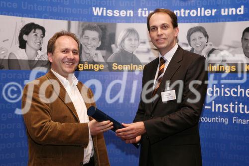 (C) fotodienst/Anna Rauchenberger - Wien, 22.4.2008 - Das Österreichisches Controller Institut konnte wieder zahlreichen Absolventen die Controller-Diplome in feierlichem Rahmen überreichen. FOTO: Dr. Christian Horak, Geschäftsführender Partner, Contrast Management Consulting, überreicht Diplome an die Absolventen.