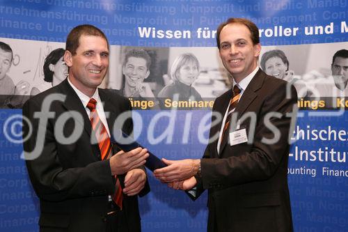 (C) fotodienst/Anna Rauchenberger - Wien, 22.4.2008 - Das Österreichisches Controller Institut konnte wieder zahlreichen Absolventen die Controller-Diplome in feierlichem Rahmen überreichen. FOTO: Dr. Christian Horak, Geschäftsführender Partner, Contrast Management Consulting, überreicht Diplome an die Absolventen.