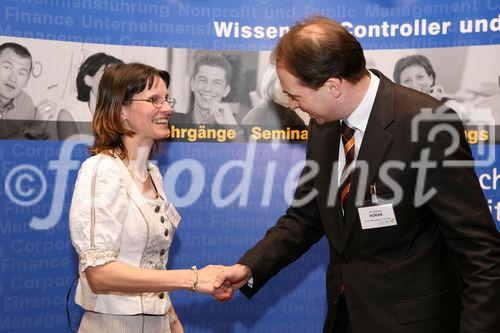 (C) fotodienst/Anna Rauchenberger - Wien, 22.4.2008 - Das Österreichisches Controller Institut konnte wieder zahlreichen Absolventen die Controller-Diplome in feierlichem Rahmen überreichen. FOTO: Dr. Christian Horak, Geschäftsführender Partner, Contrast Management Consulting, überreicht Diplome an die Absolventen.