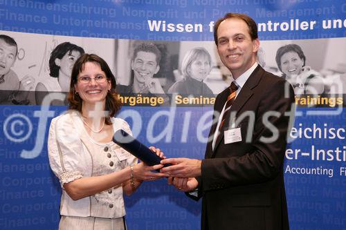 (C) fotodienst/Anna Rauchenberger - Wien, 22.4.2008 - Das Österreichisches Controller Institut konnte wieder zahlreichen Absolventen die Controller-Diplome in feierlichem Rahmen überreichen. FOTO: Dr. Christian Horak, Geschäftsführender Partner, Contrast Management Consulting, überreicht Diplome an die Absolventen.