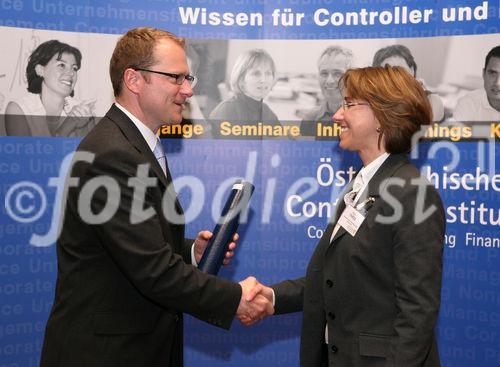 (C) fotodienst/Anna Rauchenberger - Wien, 22.4.2008 - Das Österreichisches Controller Institut konnte wieder zahlreichen Absolventen die Controller-Diplome in feierlichem Rahmen überreichen. FOTO: Bernd Kadic, Geschäftsführer des ÖCI, überreicht Diplome an die Absolventen.