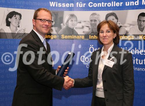 (C) fotodienst/Anna Rauchenberger - Wien, 22.4.2008 - Das Österreichisches Controller Institut konnte wieder zahlreichen Absolventen die Controller-Diplome in feierlichem Rahmen überreichen. FOTO: Bernd Kadic, Geschäftsführer des ÖCI, überreicht Diplome an die Absolventen.