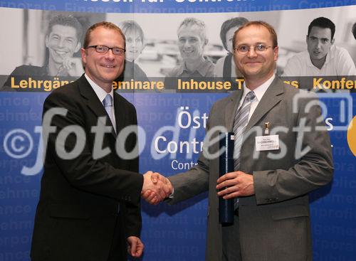 (C) fotodienst/Anna Rauchenberger - Wien, 22.4.2008 - Das Österreichisches Controller Institut konnte wieder zahlreichen Absolventen die Controller-Diplome in feierlichem Rahmen überreichen. FOTO: Bernd Kadic, Geschäftsführer des ÖCI, überreicht Diplome an die Absolventen.