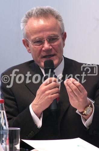 Prof. Hans-Jörg Bullinger (Präsident der Frauenhofer-Gesellschaft, München) präsentierte auf der Hannover Messe 2008 Studien zum Thema 