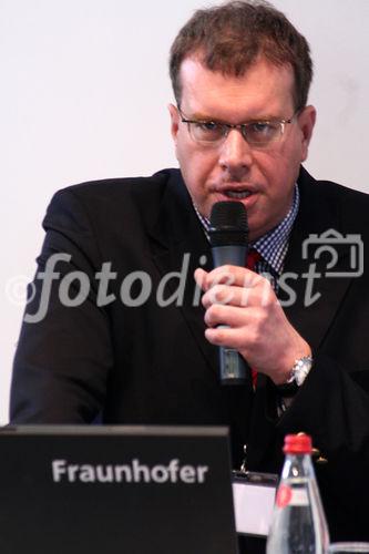 Prof. Andreas Tünnermann (Leiter des Frauenhofer-Instituts für Angewandte Optik und Feinmechanik, Jena) präsentierte auf der Hannover Messe 2008 Studien zum Thema 