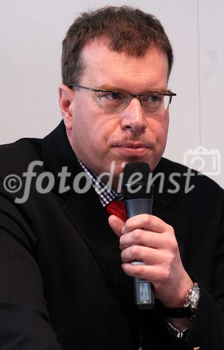 Prof. Andreas Tünnermann (Leiter des Frauenhofer-Instituts für Angewandte Optik und Feinmechanik, Jena) präsentierte auf der Hannover Messe 2008 Studien zum Thema 