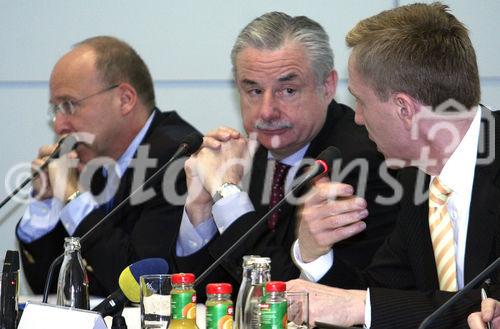 Dr. Walter Börmann (Leiter VDE Kommunikation und Public Affairs); Dr.-Ing. Hans Heinz Zimmer (VDE-Vorstandsvorsitzender, Frankfurt) und Wolf-Dieter Lukas (Leiter der Abteilung Schlüsseltechnologien - Forschung für Innovationen im BMBF). (C) Fotodienst/Markus Mirschel