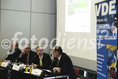 Dr. Walter Börmann (Leiter VDE Kommunikation und Public Affairs); Dr.-Ing. Hans Heinz Zimmer (VDE-Vorstandsvorsitzender, Frankfurt); Wolf-Dieter Lukas (Leiter der Abteilung Schlüsseltechnologien - Forschung für Innovationen im BMBF) und Dr. Gerd Teepe (Direktor Dresden Design Center, AMD Saxony und Vorstandsmitglied der VDE/VDI-GMM). (C)Fotodienst/Markus Mirschel