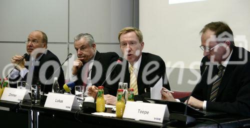 Dr. Walter Börmann (Leiter VDE Kommunikation und Public Affairs); Dr.-Ing. Hans Heinz Zimmer (VDE-Vorstandsvorsitzender, Frankfurt); Wolf-Dieter Lukas (Leiter der Abteilung Schlüsseltechnologien - Forschung für Innovationen im BMBF) und Dr. Gerd Teepe (Direktor Dresden Design Center, AMD Saxony und Vorstandsmitglied der VDE/VDI-GMM). (C)Fotodienst/Markus Mirschel