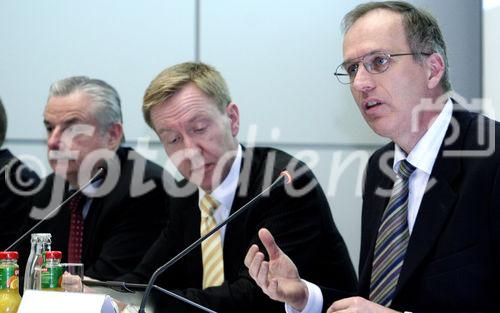 Dr.-Ing. Hans Heinz Zimmer (VDE-Vorstandsvorsitzender, Frankfurt); Wolf-Dieter Lukas (Leiter der Abteilung Schlüsseltechnologien - Forschung für Innovationen im BMBF) und Dr. Gerd Teepe (Direktor Dresden Design Center, AMD Saxony und Vorstandsmitglied der VDE/VDI-GMM). (C)Fotodienst/Markus Mirschel