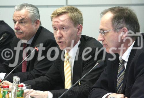 Dr.-Ing. Hans Heinz Zimmer (VDE-Vorstandsvorsitzender, Frankfurt); Wolf-Dieter Lukas (Leiter der Abteilung Schlüsseltechnologien - Forschung für Innovationen im BMBF) und Dr. Gerd Teepe (Direktor Dresden Design Center, AMD Saxony und Vorstandsmitglied der VDE/VDI-GMM). (C)Fotodienst/Markus Mirschel