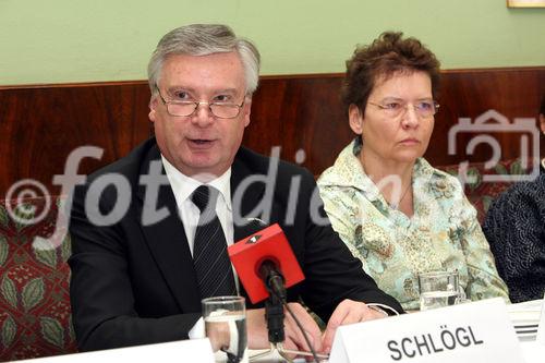 (C) fotodienst/Anna Rauchenberger - Wien, 22.4.2008 - Die 1. Jahrestagung der Österreichischen Gesellschaft für geschlechtsspezifische Medizin (ÖGGSM), die von 25. bis 26. April 2008 im Casino Baden stattfindet, präsentiert aktuelle Erkenntnisse, präventive Maßnahmen sowie therapeutische Möglichkeiten aus dem Bereich der geschlechtsspezifischen Medizin. FOTO v.l.: SC Hon.-Prof.Dr. Robert Schlögel, Leiter der Sektion IV, in Vertretung für Dr. Andrea Kdolsky, Bundesministerin für Gesundheit, Familie und Jugend, Dr. Ingrid Pichler, Ärztin für Allgemeinmedizin, Niederösterreichische Gesellschaft für Allgemeinmedizin