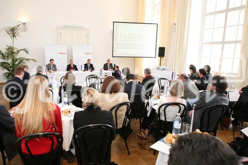 (C) fotodienst/Anna Rauchenberger - Wien, 17.4.2008 - Bosch Österreich ist weiterhin auf Wachstumskurs, Bosch Thermotechnik ist mit den Marken Buderus und Junkers erfolgreich, Bosch Rexroth ist gut unterwegs. FOTO v.l.: Hans Bangert (Vorsitzender der Geschäftsleitung von Bosch Rexroth in Österreich), Ernest Fiedler (Standortverantwortlicher und kaufmännischer  Leiter des Bosch-Werks in Hallein), Dr. Karl Strobel (Alleinvorstand der Robert Bosch AG und Repräsentant der Bosch-Gruppe in Österreich), Robert Kordik (Verkaufsleiter Handel Junkers Österreich und Thermotechnik-Geschäft Slowenien, sowie General-Manager der Buderus Austria Heiztechnik GmbH)