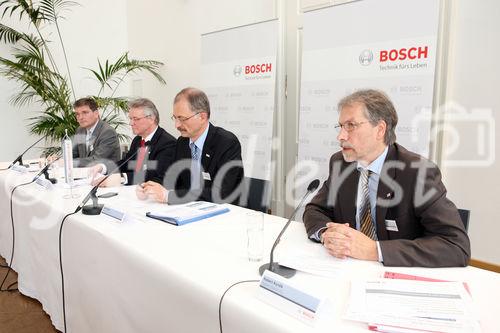 (C) fotodienst/Anna Rauchenberger - Wien, 17.4.2008 - Bosch Österreich ist weiterhin auf Wachstumskurs, Bosch Thermotechnik ist mit den Marken Buderus und Junkers erfolgreich, Bosch Rexroth ist gut unterwegs. FOTO v.l.: Hans Bangert (Vorsitzender der Geschäftsleitung von Bosch Rexroth in Österreich), Ernest Fiedler (Standortverantwortlicher und kaufmännischer  Leiter des Bosch-Werks in Hallein), Dr. Karl Strobel (Alleinvorstand der Robert Bosch AG und Repräsentant der Bosch-Gruppe in Österreich), Robert Kordik (Verkaufsleiter Handel Junkers Österreich und Thermotechnik-Geschäft Slowenien, sowie General-Manager der Buderus Austria Heiztechnik GmbH)