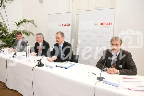 (C) fotodienst/Anna Rauchenberger - Wien, 17.4.2008 - Bosch Österreich ist weiterhin auf Wachstumskurs, Bosch Thermotechnik ist mit den Marken Buderus und Junkers erfolgreich, Bosch Rexroth ist gut unterwegs. FOTO v.l.: Hans Bangert (Vorsitzender der Geschäftsleitung von Bosch Rexroth in Österreich), Ernest Fiedler (Standortverantwortlicher und kaufmännischer  Leiter des Bosch-Werks in Hallein), Dr. Karl Strobel (Alleinvorstand der Robert Bosch AG und Repräsentant der Bosch-Gruppe in Österreich), Robert Kordik (Verkaufsleiter Handel Junkers Österreich und Thermotechnik-Geschäft Slowenien, sowie General-Manager der Buderus Austria Heiztechnik GmbH)