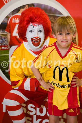 Die McDonald's Fussball Eskorte ist mittlerweile fester Bestandteil großer nationaler und internationaler Fußball-Events. Das gilt zum einen für die Österreichische Bundesliga und zum anderen für die UEFA EURO 2008™ in Österreich und der Schweiz. Denn bei der kommenden Fußball-Europameisterschaft werden erneut Kinder von 6 - 10 Jahren mit den Superstars ins Stadion einlaufen.