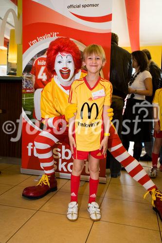 Die McDonald's Fussball Eskorte ist mittlerweile fester Bestandteil großer nationaler und internationaler Fußball-Events. Das gilt zum einen für die Österreichische Bundesliga und zum anderen für die UEFA EURO 2008™ in Österreich und der Schweiz. Denn bei der kommenden Fußball-Europameisterschaft werden erneut Kinder von 6 - 10 Jahren mit den Superstars ins Stadion einlaufen.