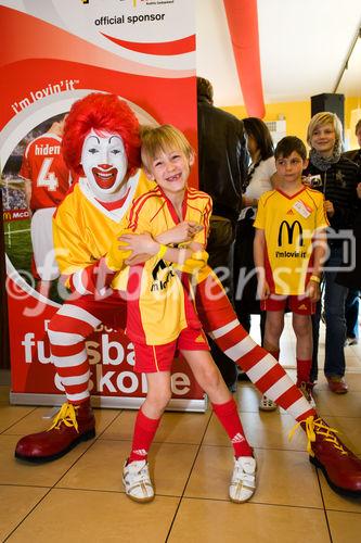 Die McDonald's Fussball Eskorte ist mittlerweile fester Bestandteil großer nationaler und internationaler Fußball-Events. Das gilt zum einen für die Österreichische Bundesliga und zum anderen für die UEFA EURO 2008™ in Österreich und der Schweiz. Denn bei der kommenden Fußball-Europameisterschaft werden erneut Kinder von 6 - 10 Jahren mit den Superstars ins Stadion einlaufen.