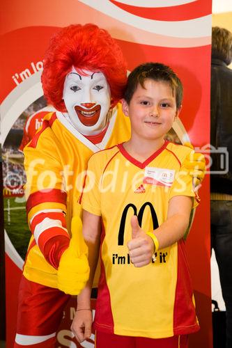 Die McDonald's Fussball Eskorte ist mittlerweile fester Bestandteil großer nationaler und internationaler Fußball-Events. Das gilt zum einen für die Österreichische Bundesliga und zum anderen für die UEFA EURO 2008™ in Österreich und der Schweiz. Denn bei der kommenden Fußball-Europameisterschaft werden erneut Kinder von 6 - 10 Jahren mit den Superstars ins Stadion einlaufen.