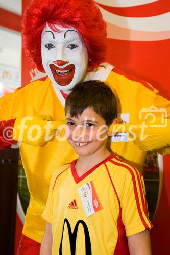 Die McDonald's Fussball Eskorte ist mittlerweile fester Bestandteil großer nationaler und internationaler Fußball-Events. Das gilt zum einen für die Österreichische Bundesliga und zum anderen für die UEFA EURO 2008™ in Österreich und der Schweiz. Denn bei der kommenden Fußball-Europameisterschaft werden erneut Kinder von 6 - 10 Jahren mit den Superstars ins Stadion einlaufen.