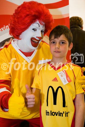 Die McDonald's Fussball Eskorte ist mittlerweile fester Bestandteil großer nationaler und internationaler Fußball-Events. Das gilt zum einen für die Österreichische Bundesliga und zum anderen für die UEFA EURO 2008™ in Österreich und der Schweiz. Denn bei der kommenden Fußball-Europameisterschaft werden erneut Kinder von 6 - 10 Jahren mit den Superstars ins Stadion einlaufen.