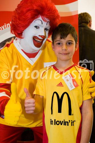 Die McDonald's Fussball Eskorte ist mittlerweile fester Bestandteil großer nationaler und internationaler Fußball-Events. Das gilt zum einen für die Österreichische Bundesliga und zum anderen für die UEFA EURO 2008™ in Österreich und der Schweiz. Denn bei der kommenden Fußball-Europameisterschaft werden erneut Kinder von 6 - 10 Jahren mit den Superstars ins Stadion einlaufen.