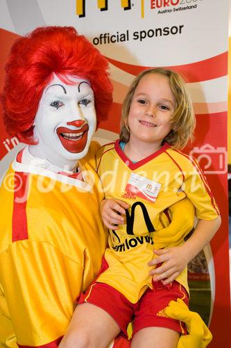 Die McDonald's Fussball Eskorte ist mittlerweile fester Bestandteil großer nationaler und internationaler Fußball-Events. Das gilt zum einen für die Österreichische Bundesliga und zum anderen für die UEFA EURO 2008™ in Österreich und der Schweiz. Denn bei der kommenden Fußball-Europameisterschaft werden erneut Kinder von 6 - 10 Jahren mit den Superstars ins Stadion einlaufen.