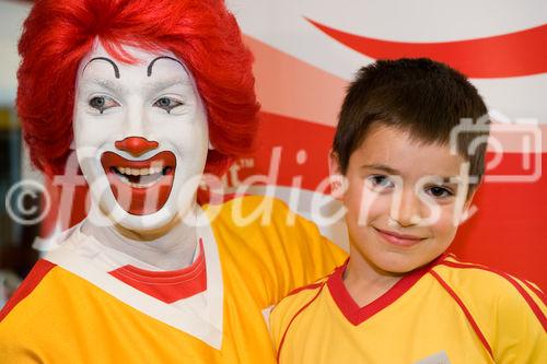 Die McDonald's Fussball Eskorte ist mittlerweile fester Bestandteil großer nationaler und internationaler Fußball-Events. Das gilt zum einen für die Österreichische Bundesliga und zum anderen für die UEFA EURO 2008™ in Österreich und der Schweiz. Denn bei der kommenden Fußball-Europameisterschaft werden erneut Kinder von 6 - 10 Jahren mit den Superstars ins Stadion einlaufen.