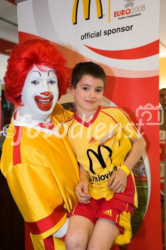 Die McDonald's Fussball Eskorte ist mittlerweile fester Bestandteil großer nationaler und internationaler Fußball-Events. Das gilt zum einen für die Österreichische Bundesliga und zum anderen für die UEFA EURO 2008™ in Österreich und der Schweiz. Denn bei der kommenden Fußball-Europameisterschaft werden erneut Kinder von 6 - 10 Jahren mit den Superstars ins Stadion einlaufen.