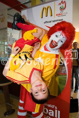 Die McDonald's Fussball Eskorte ist mittlerweile fester Bestandteil großer nationaler und internationaler Fußball-Events. Das gilt zum einen für die Österreichische Bundesliga und zum anderen für die UEFA EURO 2008™ in Österreich und der Schweiz. Denn bei der kommenden Fußball-Europameisterschaft werden erneut Kinder von 6 - 10 Jahren mit den Superstars ins Stadion einlaufen.