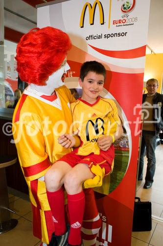 Die McDonald's Fussball Eskorte ist mittlerweile fester Bestandteil großer nationaler und internationaler Fußball-Events. Das gilt zum einen für die Österreichische Bundesliga und zum anderen für die UEFA EURO 2008™ in Österreich und der Schweiz. Denn bei der kommenden Fußball-Europameisterschaft werden erneut Kinder von 6 - 10 Jahren mit den Superstars ins Stadion einlaufen.