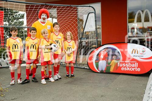 Die McDonald's Fussball Eskorte ist mittlerweile fester Bestandteil großer nationaler und internationaler Fußball-Events. Das gilt zum einen für die Österreichische Bundesliga und zum anderen für die UEFA EURO 2008™ in Österreich und der Schweiz. Denn bei der kommenden Fußball-Europameisterschaft werden erneut Kinder von 6 - 10 Jahren mit den Superstars ins Stadion einlaufen.