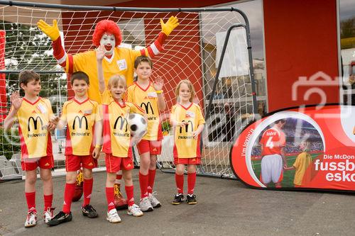 Die McDonald's Fussball Eskorte ist mittlerweile fester Bestandteil großer nationaler und internationaler Fußball-Events. Das gilt zum einen für die Österreichische Bundesliga und zum anderen für die UEFA EURO 2008™ in Österreich und der Schweiz. Denn bei der kommenden Fußball-Europameisterschaft werden erneut Kinder von 6 - 10 Jahren mit den Superstars ins Stadion einlaufen.