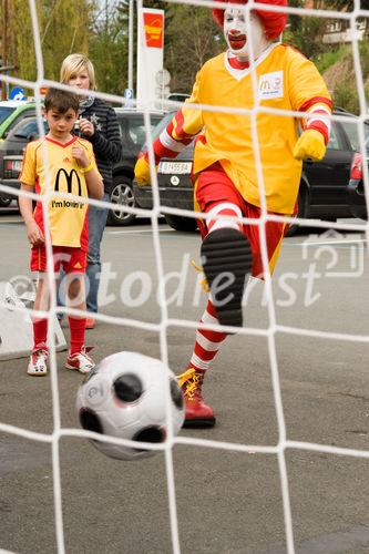 Die McDonald's Fussball Eskorte ist mittlerweile fester Bestandteil großer nationaler und internationaler Fußball-Events. Das gilt zum einen für die Österreichische Bundesliga und zum anderen für die UEFA EURO 2008™ in Österreich und der Schweiz. Denn bei der kommenden Fußball-Europameisterschaft werden erneut Kinder von 6 - 10 Jahren mit den Superstars ins Stadion einlaufen.