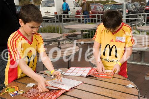 Die McDonald's Fussball Eskorte ist mittlerweile fester Bestandteil großer nationaler und internationaler Fußball-Events. Das gilt zum einen für die Österreichische Bundesliga und zum anderen für die UEFA EURO 2008™ in Österreich und der Schweiz. Denn bei der kommenden Fußball-Europameisterschaft werden erneut Kinder von 6 - 10 Jahren mit den Superstars ins Stadion einlaufen.