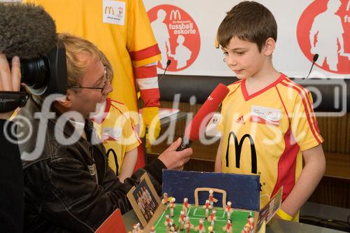 Die McDonald's Fussball Eskorte ist mittlerweile fester Bestandteil großer nationaler und internationaler Fußball-Events. Das gilt zum einen für die Österreichische Bundesliga und zum anderen für die UEFA EURO 2008™ in Österreich und der Schweiz. Denn bei der kommenden Fußball-Europameisterschaft werden erneut Kinder von 6 - 10 Jahren mit den Superstars ins Stadion einlaufen.